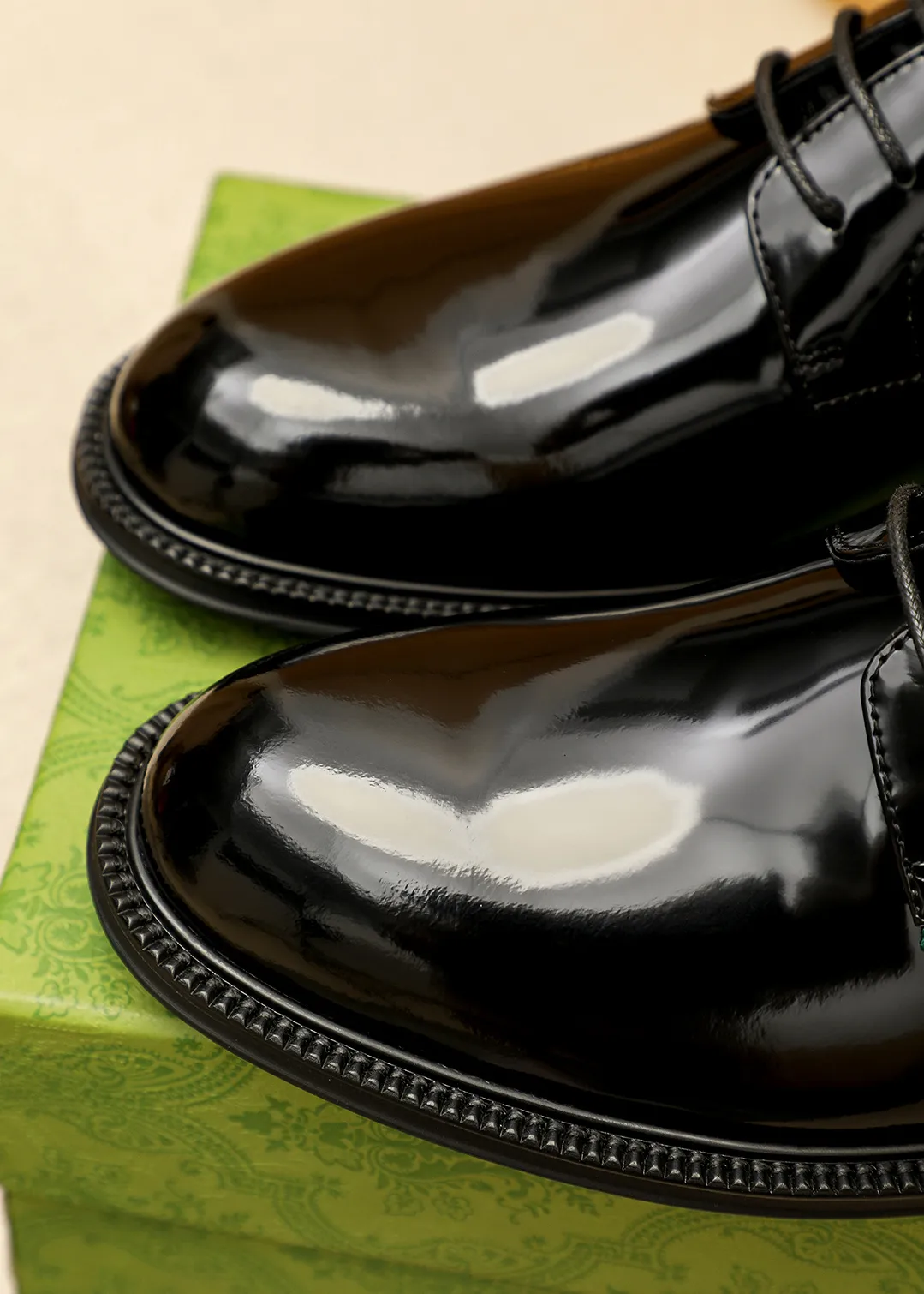 Men's shoes 💰520 💐 Product trademark: GUCCI "Gucci" business leather shoes Regular size: 38-44 (45.46🉑️customized) Product materials: Selected imported first-layer open-edge beaded cowhide leather upper, imported water-dyed cowhide leather lining. Strong three-dimensional visual effect, original outsole Color: 4⃣️colors available
